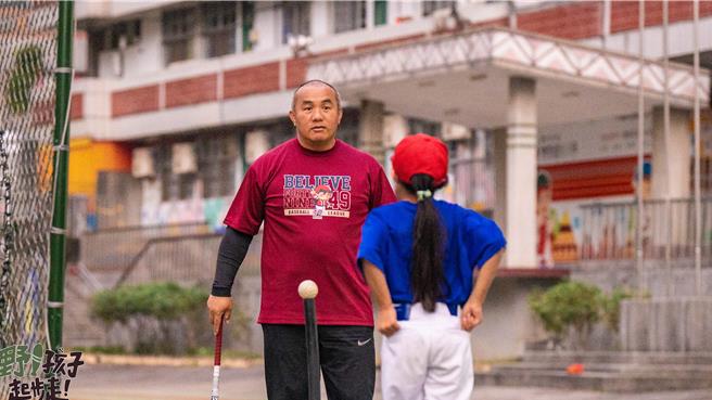 张泰山只要1杯咖啡，就愿意到偏乡教导棒球。（海尔斯行销公司提供）