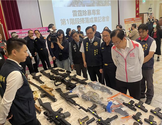 桃园市长张善政偕同桃园地检署检察长俞秀端29日至桃园市警察局颁发慰问金。（姜霏摄）