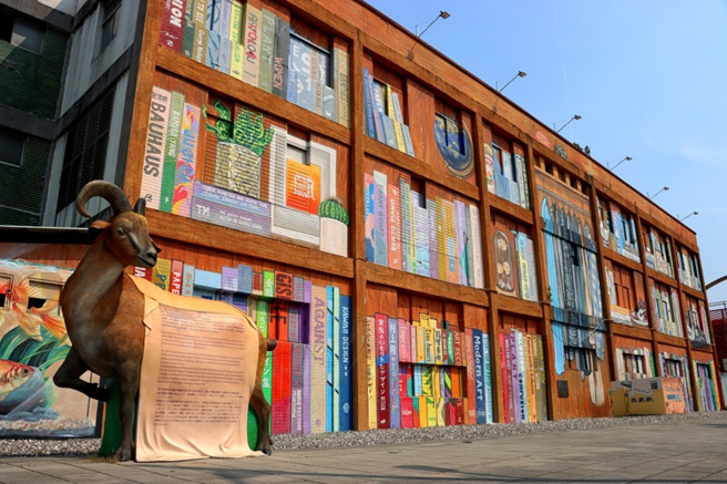 O10/Y18站联开案基地约1.8公顷，周围拥有卫武营艺术文化中心、卫武营迷迷村、「K Hub」等丰富艺文资源。图为卫武营迷迷村。（高市府提供）