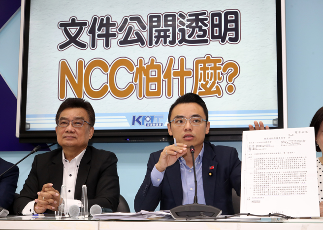 国民党立法院党团29日召开「文件公开透明 NCC怕什么？」记者会，党团书记长洪孟楷（右）、民眾党立委林国成（左）出席。（刘宗龙摄）
