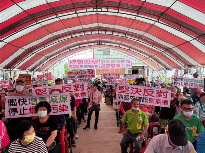 台电二期新建燃气机组计画拟增4部燃气机与4座天然气储槽，引发逾600位民眾29日到说明会抗议，反对港区内增设储气槽。（潘虹恩摄）