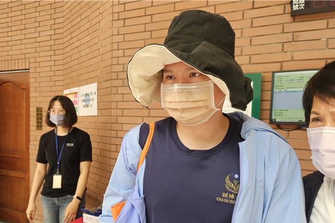 明扬爆炸案造成杨姓消防队员手、脸烧烫伤，至今仍在復健，他说，「每天还做噩梦，每天都哭着醒过来」。（罗琦文摄）