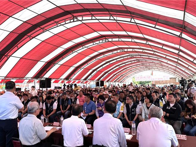 「台中电厂第二期新建燃气机组计画」29日于丽水里篮球场进行说明会，吸引逾600位民眾到场反对港区内增设储气槽，立委顏宽恒与蓝绿白多位议员、里长也到场。（潘虹恩摄）