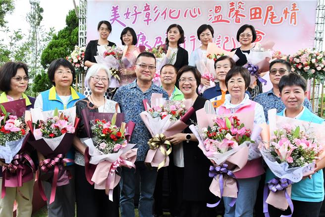 母亲节将届，田尾乡农会举办康乃馨行销会，推广彰化县花卉特色产业，目前康乃馨价格已上扬至每支10元，越靠近母亲节价格将再上涨，想买花送妈妈的民眾要趁早预订。（叶静美摄）