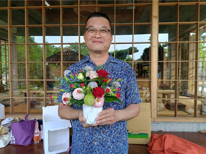 田尾乡农会总干事吴政宪说，消费族群年轻化，农会行销也要跟着改变思维，今年推出小巧精致母亲节礼盒，将康乃馨结合田尾在地其它花卉，深获好评。（叶静美摄）