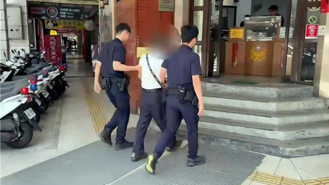 涉嫌日前將婦人從公車上拉下，還回頭踹一腳的張姓老翁29日遭警方帶回，詢後依涉犯傷害罪將其函送基隆地檢署偵辦。（翻攝照片／張志康基隆傳真）