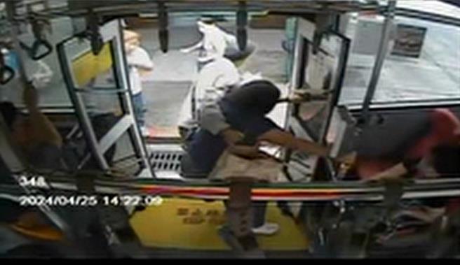 涉嫌日前將婦人從公車上拉下，還回頭踹一腳的張姓老翁29日遭警方帶回，詢後依涉犯傷害罪將其函送基隆地檢署偵辦。（翻攝照片／張志康基隆傳真）