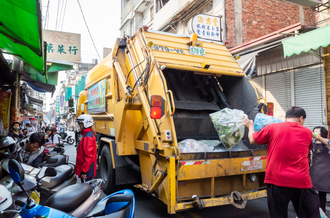 清洁队的资源回收队员教民眾11种物品正确的回收方式，提醒别再直接把回收物往回收车丢。（示意图，shutterstock／达志）