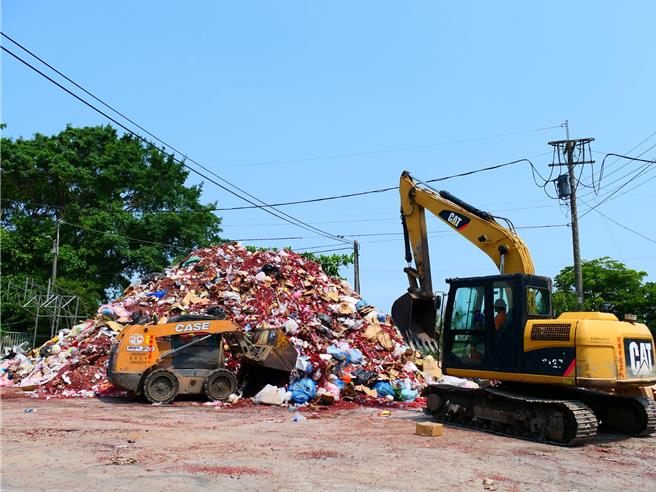 雲林縣北港朝天宮本月27、28日「北港迎媽祖」遶境活動吸引上萬人參與，29日北港鎮公所清潔隊表示2天共清除逾160公噸炮屑，堆在清潔隊空地達2層樓高。（張朝欣攝）