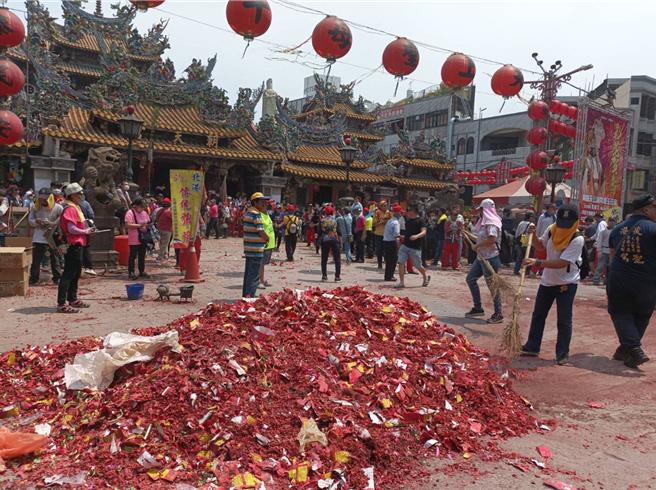 雲林縣北港朝天宮「北港迎媽祖」遶境活動吸引上萬人參與，今年適逢星期假日，燃放鞭炮者大增，29日北港鎮公所清潔隊表示2天來每天各約70名清潔人員全力打掃，共清除逾160公噸炮屑。（張朝欣攝）