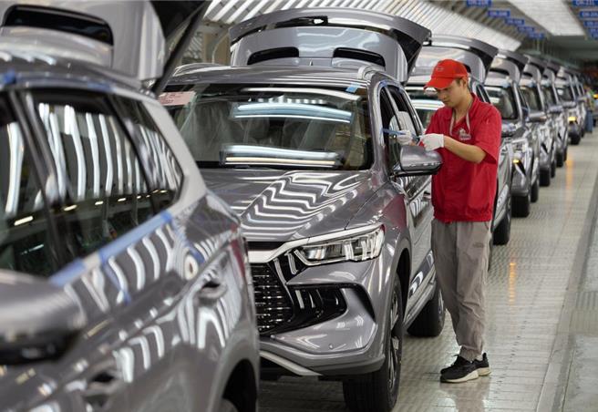 工人在郑州航空港区比亚迪总装工厂新能源汽车。（摘自新华社）