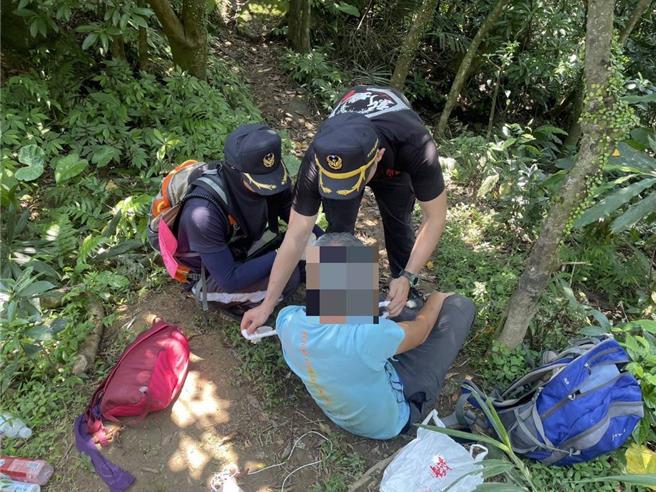 新北市一名53歲男子今（29）日上午趁著天氣晴朗獨攀貢寮區隆隆山，卻因登山意外導致手受傷，上午10許致電消防求助，經消防人員接觸後包紮陪同返回登山口。（圖／翻攝畫面）
