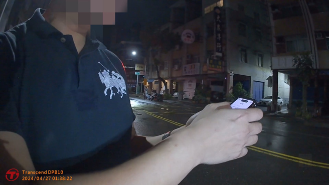 高雄1名40岁蔡姓驾驶（27日）凌晨2时许，开车行经华泰路忽然在路中骤停，二度酒驾遭逮。（图／警方提供）