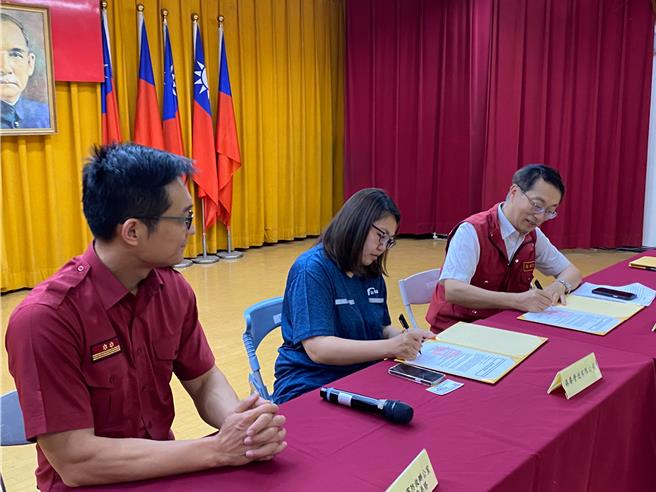 板桥区长陈奇正（右）与森泰营造有限公司代表（中）签署合作备忘录。（板桥区公所提供）