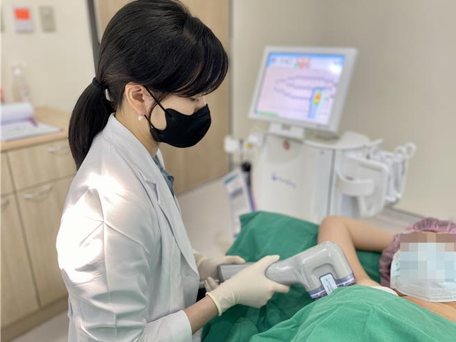 国中生小蓉格性活泼才艺多，却深受腋下狐臭困扰，陷入社交困境，日前经微波除汗治疗挥别腋下多汗的烦恼与尷尬。示意图，非当事病患。（仁爱长庚合作联盟医院提供／潘虹恩台中传真）