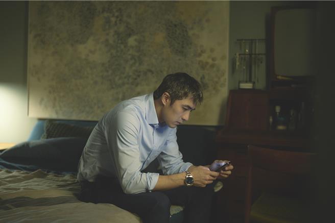 贺军翔一句「小心开车」，让林依晨顿悟甜蜜即是平凡。（公视、MyVideo提供）