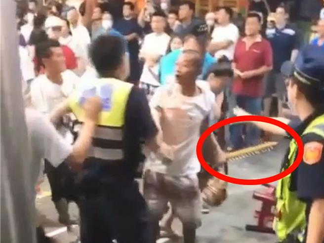 屏東縣鹽埔鄉新圍村舉行廟會，結果發生推擠衝突，還有人拿著法器要衝進場內，被警方制止。（屏東小鎮資訊提供／羅琦文屏東傳真）