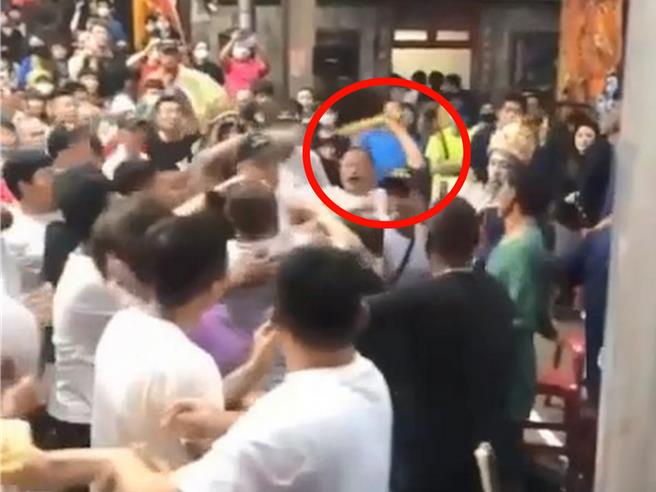 廟會爆發衝突，有人抄起法器就要衝進場內。（屏東小鎮資訊提供／羅琦文屏東傳真）