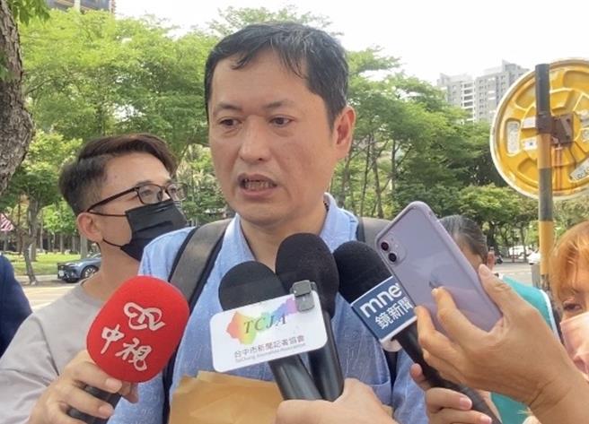 运彩公会理事长何昱奇29日到台中市调处，怒控杨姓理专冒名对外招揽投资诈财，她偽造合作契约书取信被害人，佯称每月可分5％红利，涉犯偽造文书、诈欺及《银行法》等罪。（陈淑芬摄）