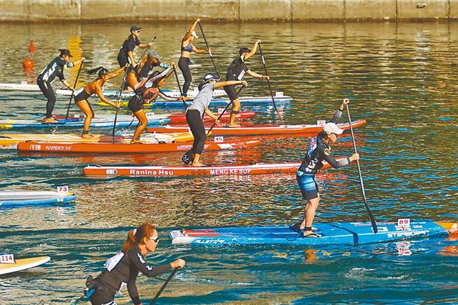 2024高雄立式划槳邀請賽將於6月1日、2日在中正橋至五福橋愛河水域熱鬧登場，競賽類別包含個人賽、接力賽、團體賽等，賽事總獎金高達30萬元，預計將有200名選手、3000名觀眾一同共襄盛舉。（本報資料照片）