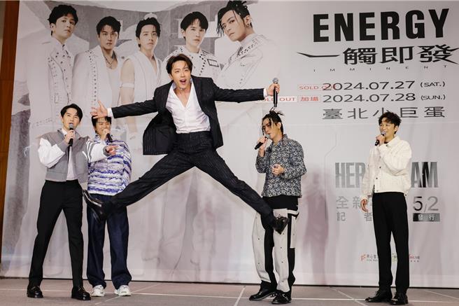  坤達在記者會上展現舞功，大跳〈星期五晚上〉舞蹈。（相信音樂提供）