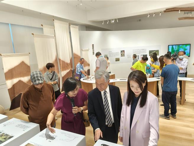 右起新竹市长高虹安、客委会副主委范佐铭参观新开幕的新竹市客家会馆常设展。（陈育贤摄）