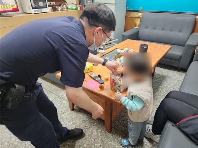 蘆竹警分局外社派出所協助走失孩童返家。（蘆竹警分局提供）