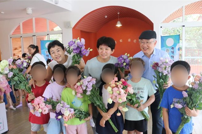 云林县虎尾镇盛产洋桔梗，今年买气不佳花农叫苦连天，云林家扶29日购买洋桔梗送给虎尾非营利幼儿园100名小朋友，协助行销洋桔梗，帮助花农度过难关。（云林家扶提供／张朝欣云林传真）