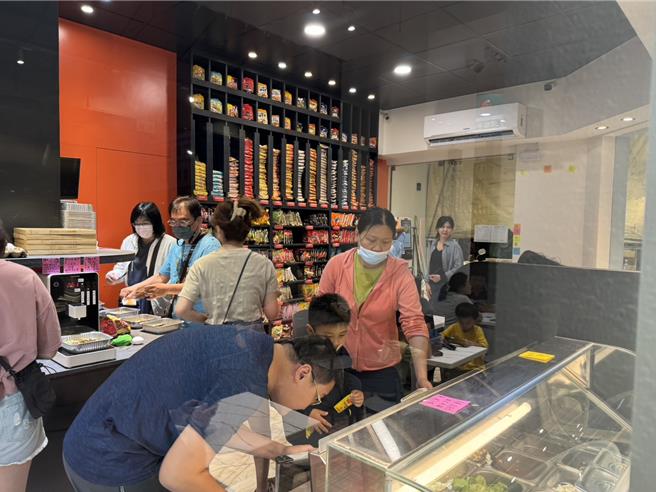 高雄发迹的「拾年茶事」连锁茶饮品牌，引进韩国潮流创立Ajussi阿啾西拉麵图书馆，继台北、高雄后，近日也插旗台南市，抢攻外食族餐饮市场。（柯宗纬翻摄）