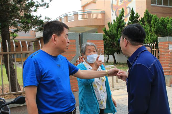 澎湖首座儲能場29日說明會不歡而散，工業區住戶（中）跟業者（右）嗆聲，左為西文里長林見芳。（許逸民攝）