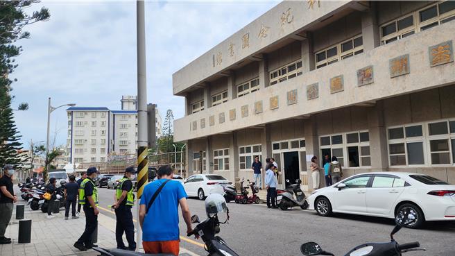 澎湖首座儲能場29日說明會不歡而散，工業區住戶跟業者說若強蓋會有人死亡。圖為說明會前，警方即已在會場外部署重兵防範。（許逸民攝）