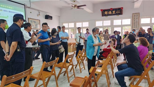 澎湖首座儲能場29日說明會不歡而散，工業區住戶跟業者說若強蓋會有人死亡。圖為說明會進行一小時後，里長以反對住戶和他都反對，且他人非利害關係人為由逕宣布散會，引發其他民眾不滿趨前理論，說不能剝奪他們聽說明會的權益。（許逸民攝）