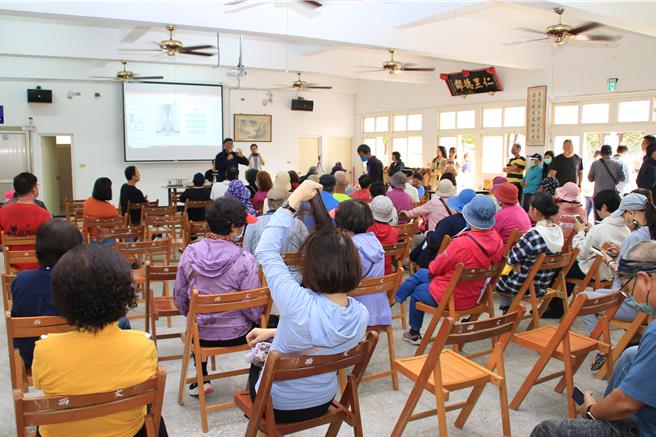 澎湖首座儲能場29日說明會不歡而散，工業區住戶跟業者說若強蓋會有人死亡。圖為說明會反對興建的里長與住戶方離去後，繼續留下聽業者說明的現場。（許逸民攝）