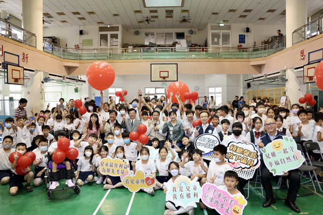 「國際不打小孩日」臺南市教育局於節日前夕在永福國小舉辦兒童權利公約-親子共融宣導活動。(照片/臺南市政府教育局提供)