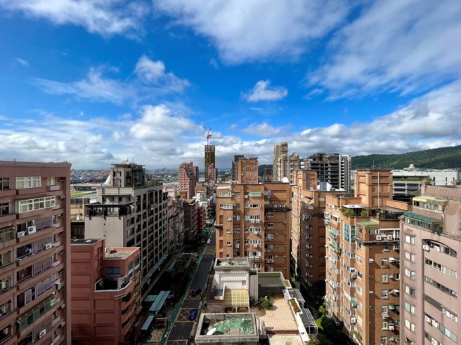 永慶房屋分析兩項房屋新制「下修豪宅成交門檻、放寬繼承持有時間判定」將對民眾買賣屋帶來哪些影響。圖/永慶房屋提供