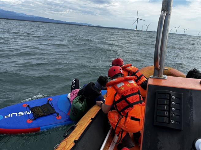 海巡人員救援成功。（民眾提供／李京昇苗栗傳真）