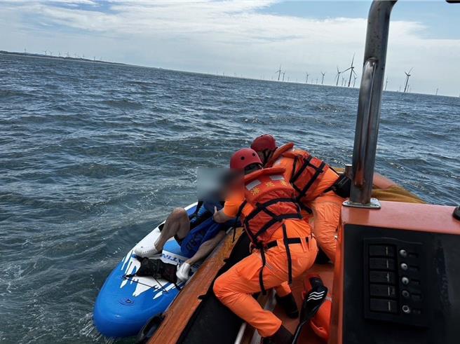 海巡人員救援遊客。（民眾提供／李京昇苗栗傳真）