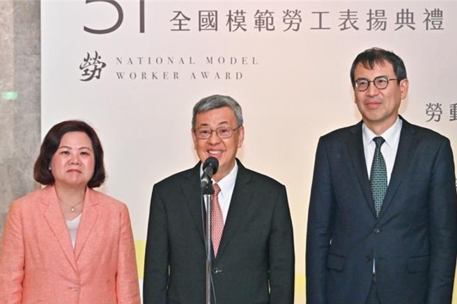 國民黨立院黨團總召傅崐萁日前率17藍委赴陸談論兩岸觀光及農產，陸方隨即宣布先恢復福建居民到馬祖旅遊、文旦進口。行政院長陳建仁回應，中國此次宣布，雖然開放幅度或作為內容，並不符合預先的期待，但是仍然很樂見，政府也已準備好相關回應。（行政院提供）