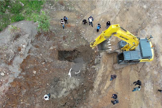 台中检警侦办苗栗三湾「拾玖K露营区」遭倾倒强酸废液案，查获回填掩埋废弃物案外案，全案侦结，检方将不肖业者陈男等6人依违反《废弃物清理法》起诉。（保七总队三大二中队提供／陈淑芬台中传真）