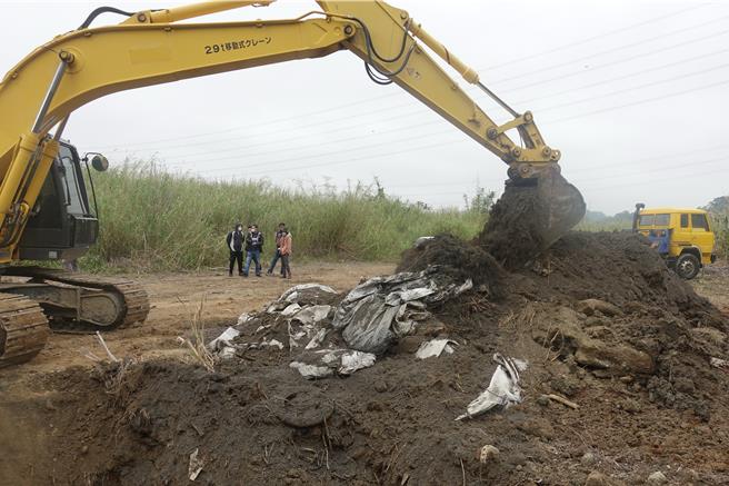 台中检警侦办苗栗三湾「拾玖K露营区」遭倾倒强酸废液案，查获回填掩埋废弃物案外案，全案侦结，检方将不肖业者陈男等6人依违反《废弃物清理法》起诉。（保七总队三大二中队提供／陈淑芬台中传真）
