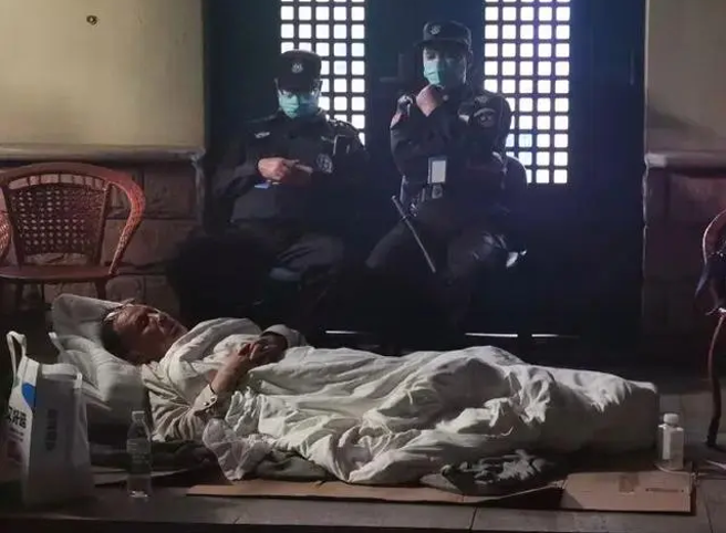 保安人员日以继夜守住实验室大门，不让张永振教授进入他的实验室，事件引起关注并登上微博热搜。（图／微博）