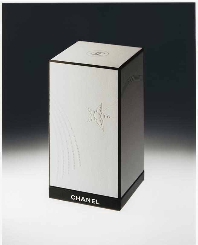 外包裝上的慧星與香奈兒女士設計的星辰項鍊浮雕設計。（CHANEL提供／黃唯淯台北傳真）