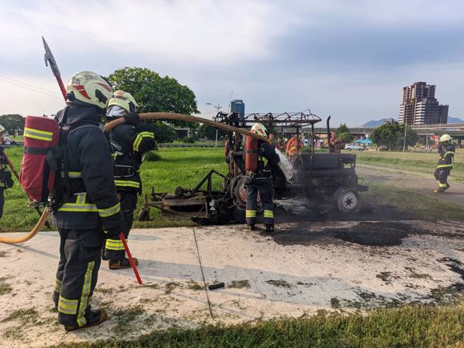 消防队获报到场射水灭火。（翻摄画面）