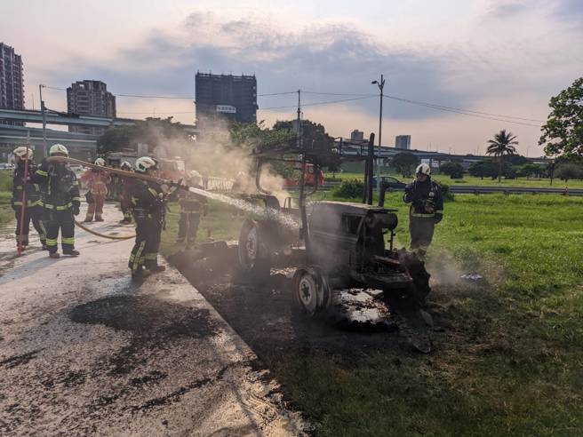 消防队获报到场射水灭火。（翻摄画面）