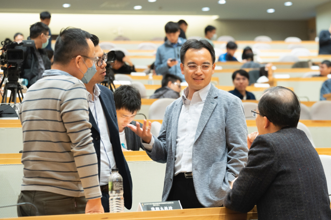 高科大電機系主任戴鴻傑(圖中面對鏡頭者)指出，除了及早導入人工智慧技術與觀念至教育體系外，培養學生提出精確的AI問題，具備解決AI問題的經驗與能力亦至關重要。未來投入產業或場域實戰時，方能快速銜接上手。(照片/高科大提供)