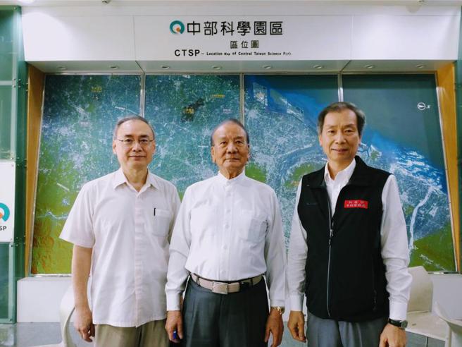 中科管理局29日舉辦二期園區土地價購協調會，久未露面的長億集團創辦人、興農育樂董事長楊天生（中），以及興農育樂副董事長楊文山（左），欣然與中科管理局副局長許正宗合影！圖／曾麗芳