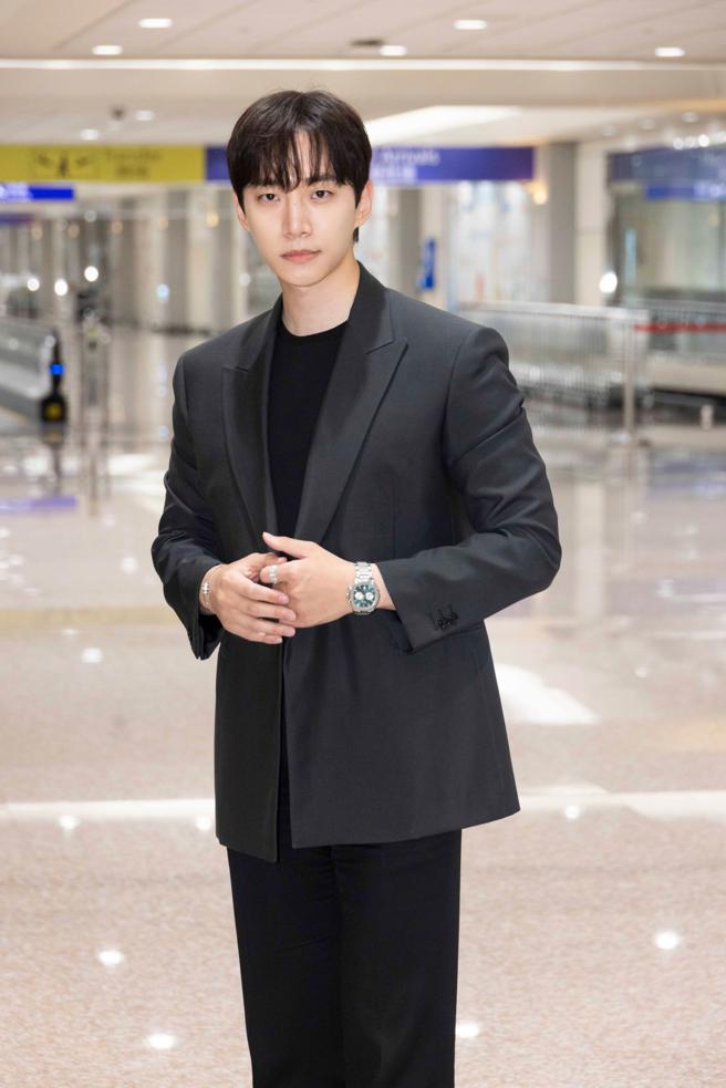 PIAGET全球形象大使李俊昊抵达桃园国际机场。（PIAGET提供）