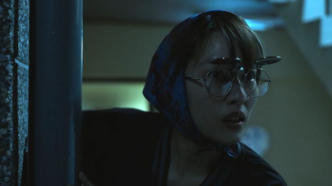 金馬獎最佳女配角的王渝萱在《關於我撞鬼的故事》中一人分飾二角，完美詮釋爆笑的荒誕喜劇。（圖／高雄市文化局）