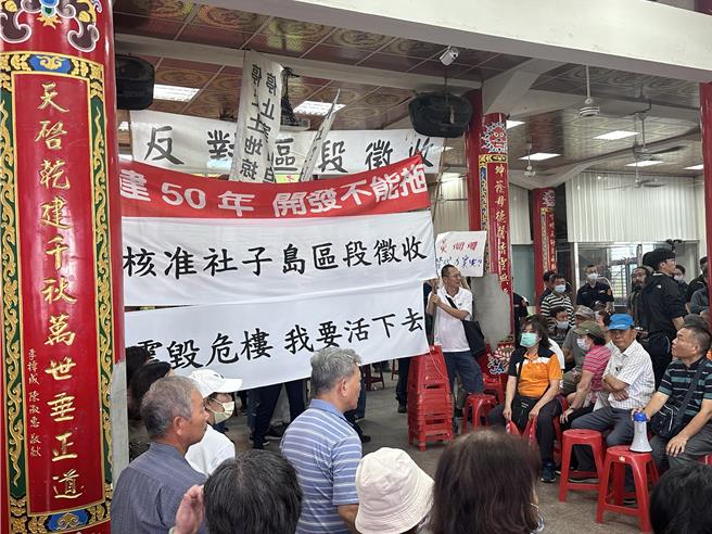 民眾黨立委黃珊珊、民進黨立委王世堅29日前往社子島會勘，遭社子島自救會激烈抗議，自救會認為黃拿社子島炒地集團的政治獻金，王則是建商立委，要求黃、王2位財團民代滾蛋。（劉彥宜攝）