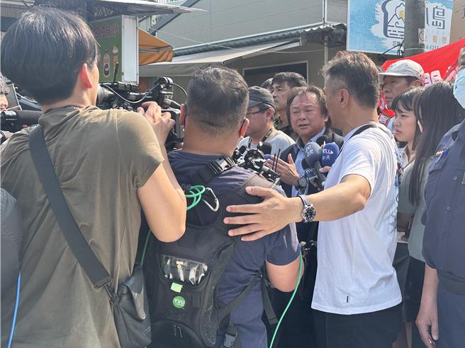 民进党立委王世坚会勘社子岛。（刘彦宜摄）